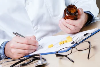 доктор с таблетками в руке